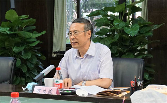 万立骏在福建调研侨联工作