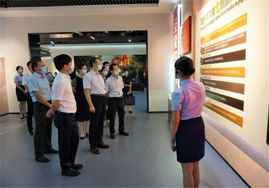 万立骏在福建调研侨联工作