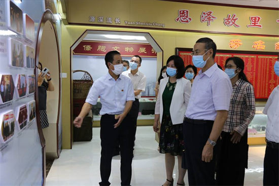 万立骏在福建调研侨联工作