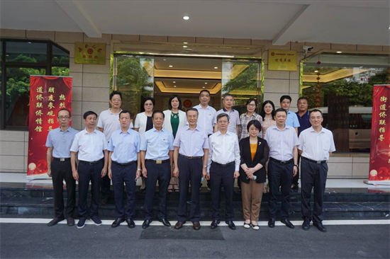 万立骏在福建调研侨联工作