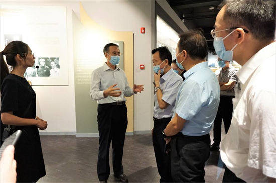 万立骏在福建调研侨联工作